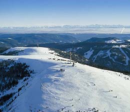 Das Feldbergmassiv mit Blick zu den Alpen