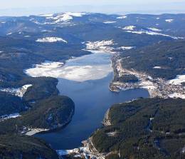 Langsam taut das Eis auf dem Schluchsee