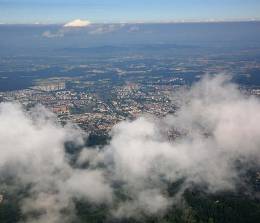 Hoch über dem Schwarzwald geht der Blick durch die Wolken nach Freiburg
