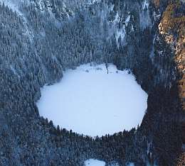 Auf der Nordseite des Feldbergs liegt der Feldsee. Kein Sonnenstrahl trifft ihn während der Wintermonate.