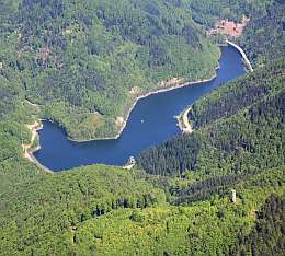 Das Wehratalstaubecken und rechts die Burgruine Bärenfels.