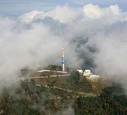 Wolkenverhüllt und mit erstem Schnee bepudert. Die Gipfelregion des Hochblauen.