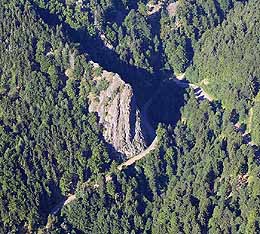 Markanter Felsen im hinteren Münstertal, der Scharfenstein