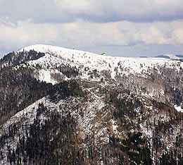 Der verschneite Belchengipfel und das Belchenhaus