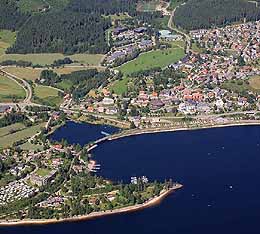 Die Ortschaft Schluchsee am 930 Meter hoch gelegenen Stausee Schluchsee