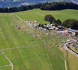 Herbstliches Familien-Drachenfest auf dem Segelfluggelände in Hütten