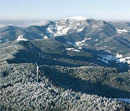 Es liegt Schnee im Südschwarzwald. Blick über das Windrad bei Fröhnd zum Belchen.