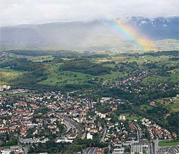 Es hat geregnet in Schopfheim. Über Hasel und dem Hotzenwald strahlt ein Regenbogen.