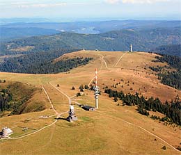 Blick über den Gipfel des Feldbergs, dahinter der Schluchsee.