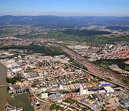 Blick über das Dreiländereck nach Weil und den südlichen Schwarzwald