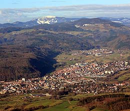 Schopfheim im Wiesental. Der Belchen hat schon Schnee