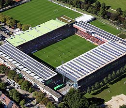 Anpfiff im Stadion des SC Freiburg. Wird Freiburg gewinnen?