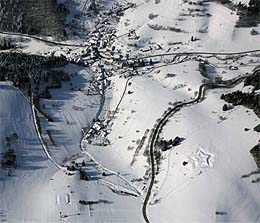 Neuenweg am Südhang des Belchen - im Schnee sind die Viereck- und die Sternschanze gut zu erkennen.