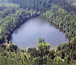 Aus der richtigen Position gesehen ist der Bergsee bei Bad Säckingen richtig 