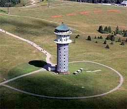 Der alte Fernsehturm auf dem Feldberg eröffnet einen herrlichen Rundblick.