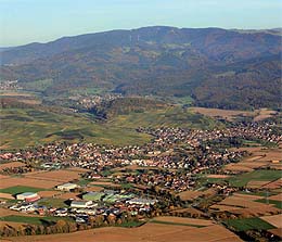 Ehrenkirchen im Markgräflerland mit Blick zum Schauinsland.