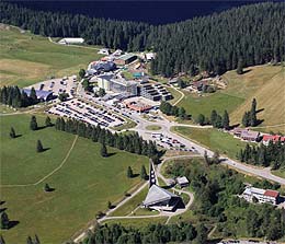 Auf dem Feldbergpass in 1300 Metern Höhe liegen das Haus der Natur, der Feldberger Hof und die Feldbergkirche