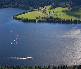 Das neue Ausflugschiff MS Schluchsee querab vom Unterkrummenhof