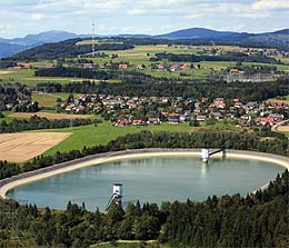 Das Eggbergbecken und der Sendemast bei Bergalingen auf der Hochebene des Hotzenwaldes